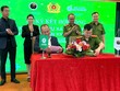 Ông Đoàn Văn Hiểu Em, thành viên HĐQT MWG (trái) và Thiếu tá Phan Đức Hiệp, Phó giám đốc phụ trách RAR ký kết hợp tác với sự chứng kiến của lãnh đạo Cục Cảnh sát Quản lý hành chính về trật tự xã hội, Trung tâm RAR và lãnh đạo MWG