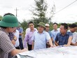 Phó chủ tịch UBND tỉnh Quảng Trị Lê Đức Tiến (ở giữa, hàng đầu) kiểm tra thực địa trên tuyến dự án