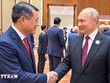 Thủ tướng Lê Minh Hưng gặp ngắn Tổng thống Liên bang Nga Vladimir Putin. (Ảnh: Dương Giang/TTXVN)