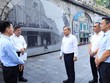 Chủ tịch UBND TP. Hà Nội Vũ Đại Thắng cùng Đoàn công tác kiểm tra thực địa tại khu vực 131 vòm cầu đường sắt phía Nam cầu Long Biên (Phùng Hưng - Gầm Cầu). Ảnh: Lê Hải.