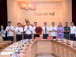 Đại biểu dự Hội nghị tặng hoa chúc mừng ông Trịnh Mạnh Linh