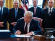 Tổng thống Trump ký thông qua dự luật cứu trợ Covid 900 tỷ USD
