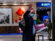 Peter Ben Embarek, một thành viên của Tổ chức Y tế Thế giới (WHO) được giao nhiệm vụ điều tra nguồn gốc của Covid-19 vẫy tay chào khi ông đến sân bay để rời Vũ Hán, Trung Quốc vào ngày 10/2/2021. Nguồn: Reuters