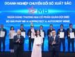 Đại diện MB, bà Phạm Thị Kim Phượng – Giám đốc dự án Nhà máy số Doanh nghiệp lên nhận giải thưởng.