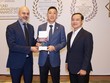 Ông Nguyễn Đức Hoàn - Tổng giám đốc (giữa) và Ông Võ Đình Nam - Giám đốc nhân sự (phải) nhận giải thưởng tại Singapore