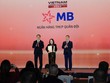 Bà Vũ Thị Hải Phượng, Phó Chủ tịch HĐQT MB nhận vinh danh từ ban tổ chức.