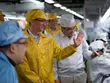 Tim Cook, CEO của Apple, thăm nhà máy sản xuất iPhone của Foxconn ở Trịnh Châu (Trung Quốc). Ảnh: Bloomberg.