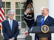 Jerome Powell, Thống đốc Fed và Tổng thống Mỹ Donald Trump. Ảnh: Bloomberg.