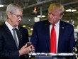 Tổng thống Mỹ Donald Trump đi thăm nhà máy sản xuất của Apple tại Austin với CEO Tim Cook ngày 20/11. Ảnh: AP.