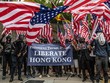 Người biểu tình vẫy cờ bên ngoài lãnh sự quán Mỹ ở Hồng Kông sau khi gửi đơnkêu cứu Tổng thống Mỹ Donald Trump. Ảnh: Getty Images.