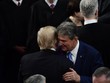 Tổng thống Mỹ Donald Trump trò chuyện cùng Thượng nghị sĩ Joe Manchin. Ảnh: WP.