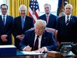 Tổng thống Mỹ Donald Trump ký gói cứu trợ Covid-19 tại Nhà Trắng ngày 27/3. Phía sau từ trái qua bao gồm Bộ trưởng Tài chính Steven Mnuchin, Lãnh đạo đa số tại Thượng viện Mitch McConnell,  Lãnh đạo thiểu số tại Hạ viện Kevin McCarthy và Phó Tổng thống Mike Pence. Ảnh: AP.