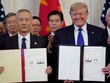 Tổng thống Donald Trump và Phó Thủ tướng Lưu Hạc ký kết thảo thuận thương mại Mỹ - Trung giai đoạn một tại Nhà Trắng ngày 15/1/2020. Ảnh: Reuters.