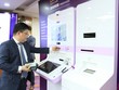 Ông Nguyễn Hưng, Tổng giám đốc TPBank thực hiện giao dịch với Ngân hàng tự động