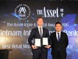 Ông Warren Cammack (bên trái), Giám đốc Sáng tạo VIB nhận giải từ đại diện The Assets.