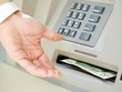 Rút tiền mặt bằng thẻ quốc tế tại ATM ở nước ngoài có mất phí?