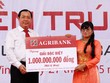 Tổng giám đốc Tiết Văn Thành trao thưởng cho khách hàng trúng thưởng là bà Kiên Thị Thanh gửi tiền tại Agribank Chi nhánh Trà Vinh. 