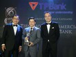 Ông Nguyễn Hưng đại diện TPBank lên nhận giải thưởng