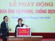 Bà Thái Hương, Phó chủ tịch HĐQT, Tổng giám đốc Ngân hàng TMCP Bắc Á ủng hộ phòng chống dịch Covid - 19 