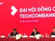 2 tỷ phú USD ngồi trên bàn chủ tọa đại hội đồng cổ đông Techcombank gồm ông Nguyễn Đăng Quang (trái) và ông Hồ Hùng Anh (giữa)