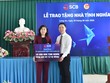 Ông Đinh Văn Thành, Chủ tịch HĐQT SCB trao biểu trưng tài trợ.