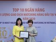 Đại diện LienVietPostBank, bà Nguyễn Ánh Vân, Phó tổng giám đốc nhận giải thưởng