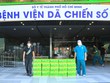 Bác sĩ Vũ Biên Luận - Đội trưởng Đội hậu cần bệnh viện dã chiến thu dung số 5 đại diện nhận 40 thùng trà tự nhiên TH true TEA được chở từ Uỷ ban Trung ương Mặt trận Tổ quốc Việt Nam TP.HCM