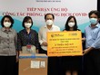Đại diện Tập đoàn T&T Group và Ngân hàng SHB trao tặng 2 triệu kit xét nghiệm nhanh COVID-19 cho lãnh đạo Ủy ban MTTQ Việt Nam TPHCM và Sở Y tế TPHCM.