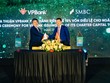 Ông Ngô Chí Dũng, Chủ tịch HĐQT VPBank và ông Masahiro Yoshimura, Giám đốc Điều hành, Tổng trưởng Quản lý Đầu tư, Ngân hàng SMBC ký kết thỏa thuận