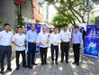 Đại diện Sở Công thương TP. HCM, báo Tuổi trẻ và NAPAS triển khai dán mã VietQR trên đường Phan Xích Long