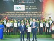 Đại diện BIDV nhận chứng nhận các giải thưởng do Brand Finance trao tặng