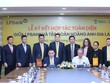 Ông Hồ Nam Tiến, Phó chủ tịch Hội đồng Quản trị, Tổng giám đốc LPBank (bên trái) và ông Đoàn Nguyên Đức, Chủ tịch HĐQT HAGL Group (bên phải) thực hiện ký kết hợp tác
