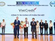 Đại diện VietCredit nhận giải “Đơn vị tiêu biểu trong hoạt động báo cáo thông tin tín dụng năm 2023” được trao bởi ông Phạm Tiến Dũng, Phó Thống đốc Ngân hàng Nhà nước Việt Nam và ông Cao Văn Bình, Tổng giám đốc CIC.