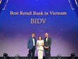 Bà Nguyễn Thị Quỳnh Giao, Phó Tổng Giám đốc BIDV, đại diện Ngân hàng nhận giải thưởng từ The Asian Banker