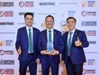 Đại diện BIDV nhận giải thưởng