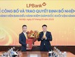 Ông Nguyễn Đức Thụy – Chủ tịch HĐQT LPBank trao quyết định bổ nhiệm cho ông Nguyễn Hoàng Hải 