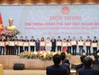 Ông Nguyễn Đức Thụy, Chủ tịch HĐQT LPBank (thứ 8 từ trái sang) đại diện Ngân hàng nhận bằng khen của Thủ tướng Chính phủ trong công tác an sinh xã hội