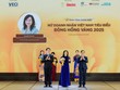 Phó Thủ tướng Chính phủ Mai Văn Chính và Chủ tịch VCCI Phạm Tấn Công trao danh hiệu Bông hồng vàng cho nữ doanh nhân Ngô Thu Hà - Tổng giám đốc SHB