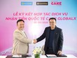 Ông Nguyễn Hữu Quang, CEO Ngân hàng số Cake (phải) và ông Trương Hồng Hoàng - Giám đốc Phát triển kinh doanh ngành hàng dịch vụ của CTCP Đầu tư Điện máy Xanh công bố hợp tác mở rộng phân phối dịch vụ nhận tiền quốc tế Cake GlobalX