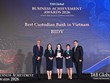 Đại diện BIDV nhận giải thưởng từ TAB