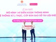 Ông Tô Huy Vũ, Chủ tịch Hội đồng thành viên Agribank trao biểu trưng tài trợ 11 Trạm dịch vụ công số phục vụ người dân thành phố Đà Nẵng