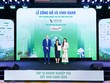 Bà Nguyễn Ánh Vân – Phó Tổng Giám đốc LPBank (ở giữa) đại diện Ngân hàng nhận giải thưởng Top 10 Ngân hàng ESG Việt Nam Xanh 2026 do Viet Research phối hợp cùng Báo Tài chính - Đầu tư tổ chức.