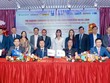 Lễ ký kết được tổ chức tại TP.HCM, với sự tham dự của HDBank, Standard Chartered, Ngân hàng Phát triển Châu Á (ADB) và các tổ chức tài chính quốc tế tham gia hợp vốn