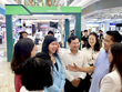 Ông Lê Quang Hòa - Ủy viên Ban Thường vụ Tỉnh ủy, Phó Chủ tịch UBND tỉnh Hưng Yên; bà Lê Hoàng Oanh - Cục trưởng Cục Thương mại điện tử, Bộ Công Thương cùng đại diện đại biểu, khách mời tham quan và trải nghiệm các giải pháp tài chính số tại gian hàng Vietcombank trong khuôn khổ chương trình