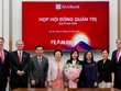 Bà Trần Thị Thanh Thủy, Chủ tịch HĐQT SeABank (người cầm hoa)