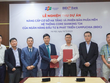 Đại diện FPT IS và BIDC ký biên bản nghiệm thu dự án.