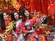 Hàng Mã lung linh khoe hàng Tết, thiếu nữ má hồng chụp dáng xuân