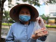 “Nếu khó khăn cứ đến lấy“: Cảnh ấm ấp tình người trong lúc đối phó với dịch Covid - 19