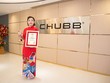 Bà Nguyễn Kim Cúc - Phó chủ tịch Miền, Ban Ðiều hành Kinh doanh cấp cao Chubb Life Việt Nam nhận Giải “Top 10 Doanh nghiệp Bảo hiểm Nhân thọ uy tín năm 2020”.