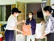 Ông Bùi Quang Nam, Phó tổng giám đốc Kinh doanh Hanwha Life Việt Nam và đại diện Mặt Trận Tổ quốc Việt Nam Quận Bình Thạnh trao quà cứu trợ đến những gia đình bị ảnh hưởng bởi dịch Covid.